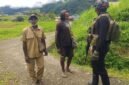 Personel Ops Damai Cartenz berdialog dengan warga Distrik Okbape, Pegunungan Bintang, saat patroli rutin menjaga keamanan Papua. (Dok-Polri0