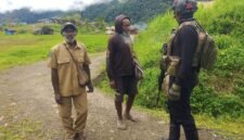 Personel Ops Damai Cartenz berdialog dengan warga Distrik Okbape, Pegunungan Bintang, saat patroli rutin menjaga keamanan Papua. (Dok-Polri0