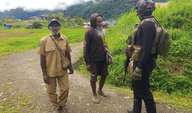Personel Ops Damai Cartenz berdialog dengan warga Distrik Okbape, Pegunungan Bintang, saat patroli rutin menjaga keamanan Papua. (Dok-Polri0