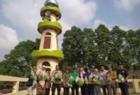 Aiptu Suyatno bareng warga dan pengurus Poktan Nurul Jannah metik pokcoy segar dari kebun hidroponik di rooftop Masjid Nurul Jannah, Palmerah, Jakarta Barat, Kammis (7/8/2025). (Dok/Istimewa)
