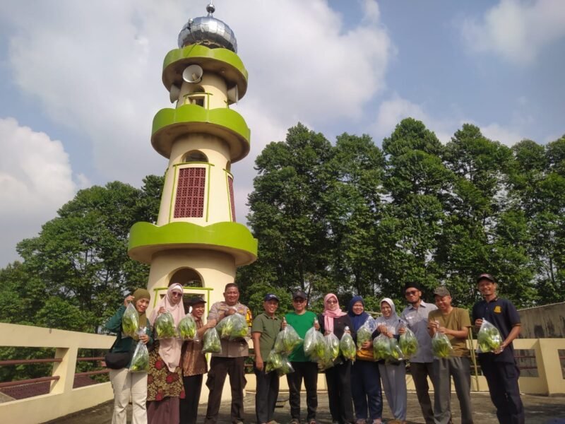 Aiptu Suyatno bareng warga dan pengurus Poktan Nurul Jannah metik pokcoy segar dari kebun hidroponik di rooftop Masjid Nurul Jannah, Palmerah, Jakarta Barat, Kammis (7/8/2025). (Dok/Istimewa)
