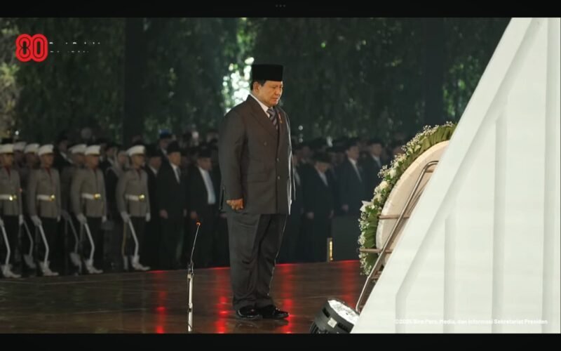 Presiden Prabowo Subianto memimpin renungan suci di TMP Kalibata, Minggu (17/8/2025). (Dok-Sesneg)