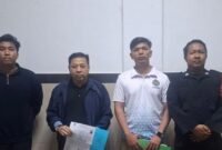 Setya Novanto tampil serba hitam dengan jaket biru dongker dan memegang map biru saat keluar dari Lapas Sukamiskin bebas bersyarat, Sabtu (16/8/2025). (Dok-Istimewa)