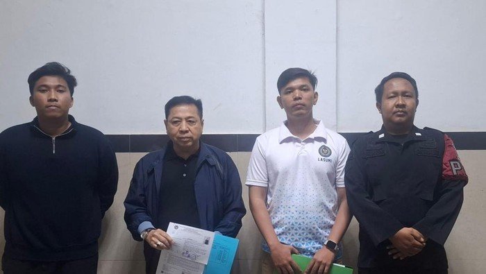 Setya Novanto tampil serba hitam dengan jaket biru dongker dan memegang map biru saat keluar dari Lapas Sukamiskin bebas bersyarat, Sabtu (16/8/2025). (Dok-Istimewa)