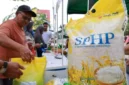 Petugas Bulog memfasilitasi pedagang pasar memesan beras SPHP tanpa menggunakan aplikasi Klik SPHP. (Dok-Istimewa)