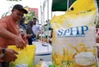 Petugas Bulog memfasilitasi pedagang pasar memesan beras SPHP tanpa menggunakan aplikasi Klik SPHP. (Dok-Istimewa)