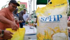 Petugas Bulog memfasilitasi pedagang pasar memesan beras SPHP tanpa menggunakan aplikasi Klik SPHP. (Dok-Istimewa)