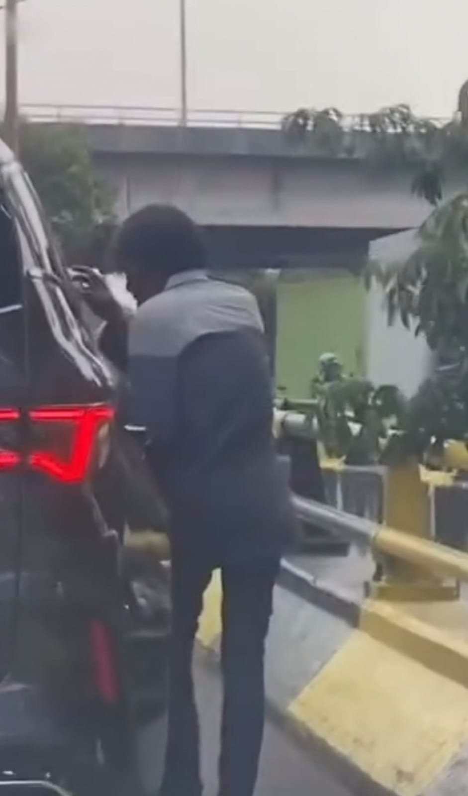 Lansia pura-pura tertabrak mobil