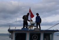 Kapolres Tanggamus tempuh empat jam perjalanan laut untuk kibarkan Merah Putih di Pulau Tabuan, gelar Ngobarmas, dan bakti sosial HUT RI ke-80, Selasa (12/8/2025). (Dok-Humas Polres Tanggamus)
