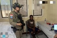Aparat gabungan mengamankan Nowaiten Telenggen alias German Ubruangge, anggota KKB jaringan Egianus Kogoya, di salah satu puskesmas wilayah Nduga, Papua, Kamis (7/8/2025). Pelaku terlibat dalam sejumlah aksi kekerasan bersenjata di Kenyam dan sekitarnya. (Dok-Istimewa)