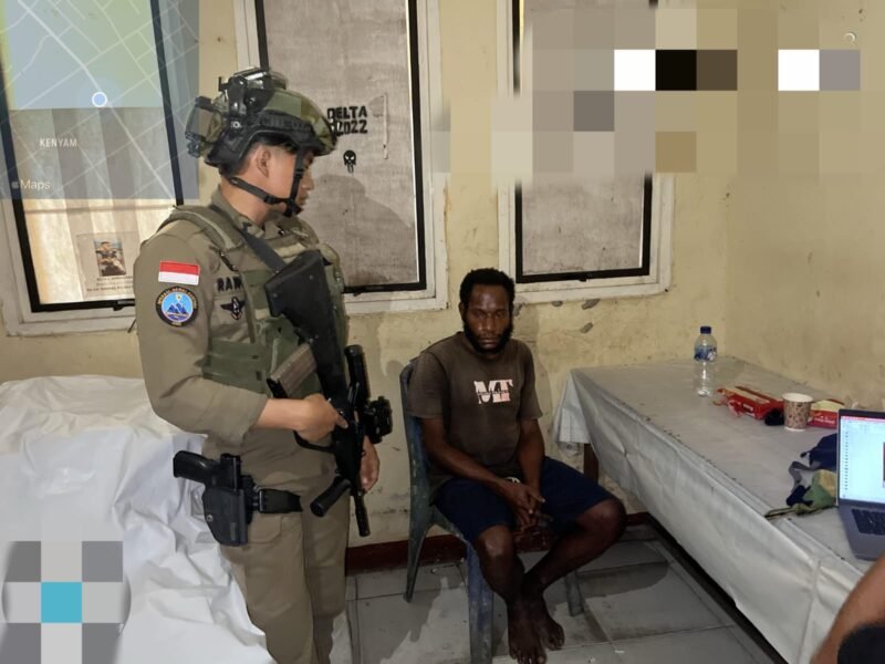 Aparat gabungan mengamankan Nowaiten Telenggen alias German Ubruangge, anggota KKB jaringan Egianus Kogoya, di salah satu puskesmas wilayah Nduga, Papua, Kamis (7/8/2025). Pelaku terlibat dalam sejumlah aksi kekerasan bersenjata di Kenyam dan sekitarnya. (Dok-Istimewa)