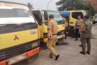 Petugas Dinas LH DKI Jakarta bersama Satpol PP mengamankan truk tangki pembuang tinja ilegal di Jatinegara, Jakarta Timur. (Humas DKI Jakarta)