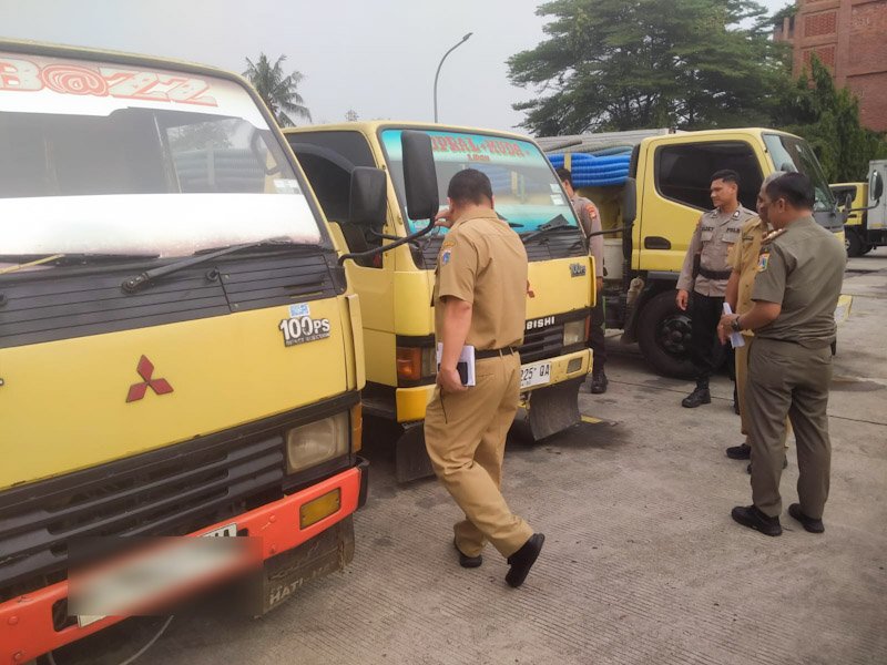 Petugas Dinas LH DKI Jakarta bersama Satpol PP mengamankan truk tangki pembuang tinja ilegal di Jatinegara, Jakarta Timur. (Humas DKI Jakarta)