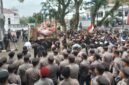 Bupati Pandeglang Raden Dewi Setiani menegaskan pembatalan kerjasama TPA Bangkonol dengan Tangerang Selatan di tengah aksi warga yang menolak penampungan sampah dari luar daerah, Minggu (31/8/2025). (Dok-Istimewa)