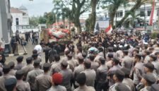 Bupati Pandeglang Raden Dewi Setiani menegaskan pembatalan kerjasama TPA Bangkonol dengan Tangerang Selatan di tengah aksi warga yang menolak penampungan sampah dari luar daerah, Minggu (31/8/2025). (Dok-Istimewa)