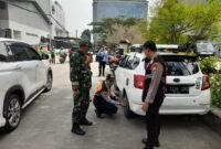 Petugas Satpol PP dan aparat gabungan menertibkan trotoar di Penjaringan, Jakarta Utara, Kamis (21/8/2025). (Dok-Humas Pemkot Jakut)