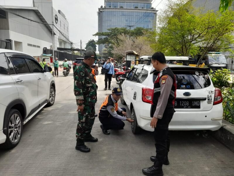 Petugas Satpol PP dan aparat gabungan menertibkan trotoar di Penjaringan, Jakarta Utara, Kamis (21/8/2025). (Dok-Humas Pemkot Jakut)