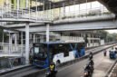 Petugas Transjakarta memantau kondisi halte melalui command center setelah 22 halte rusak dan terbakar akibat demonstrasi di Jakarta, Sabtu (30/9/2025). (Dok-Istimewa)