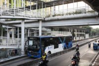 Petugas Transjakarta memantau kondisi halte melalui command center setelah 22 halte rusak dan terbakar akibat demonstrasi di Jakarta, Sabtu (30/9/2025). (Dok-Istimewa)