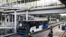 Petugas Transjakarta memantau kondisi halte melalui command center setelah 22 halte rusak dan terbakar akibat demonstrasi di Jakarta, Sabtu (30/9/2025). (Dok-Istimewa)