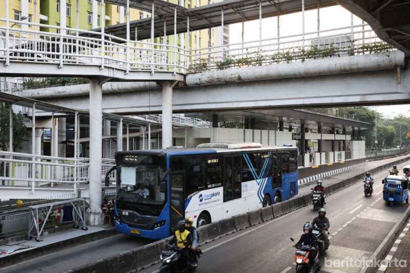 Petugas Transjakarta memantau kondisi halte melalui command center setelah 22 halte rusak dan terbakar akibat demonstrasi di Jakarta, Sabtu (30/9/2025). (Dok-Istimewa)