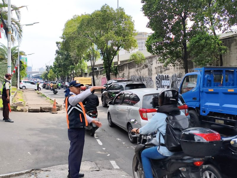 Gubernur DKI Jakarta Pramono Anung menjelaskan pemanfaatan trotoar di Jalan TB Simatupang hanya pada tujuh titik proyek pembangunan, Senin (25/8/2025). (Dok-Humas DKI Jakarta)