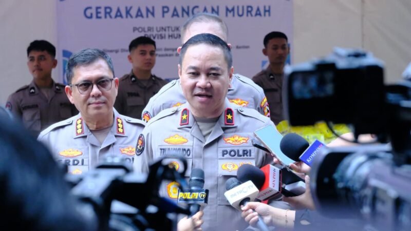 Brigjen Pol Trunoyudo Wisnu Andiko meninjau Gerakan Pangan Murah 2025 di Lapangan Apel Divhumas Polri, Jakarta, Senin (25/8/2025). (Dok-Polri)