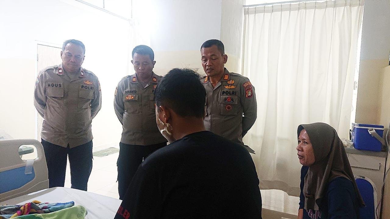 Wakapolsek Tanjung Priok AKP Hariyanto melihat kondisi korban di RSCM Jakpus