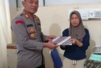 Wakapolsek Tanjung Priok AKP Hariyanto menyerahkan santunan kepada ibu korban air keras di RSCM, Senin malam (4/8/2025).
