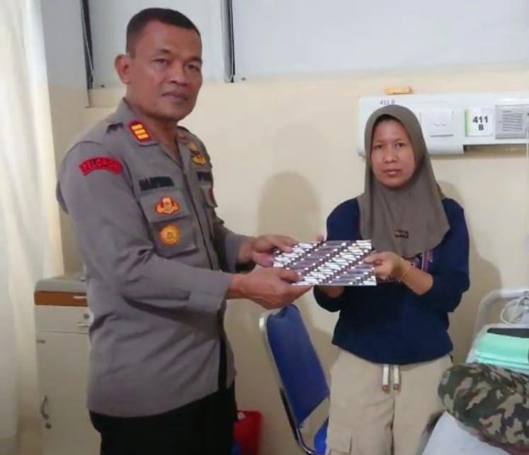 Wakapolsek Tanjung Priok AKP Hariyanto menyerahkan santunan kepada ibu korban air keras di RSCM, Senin malam (4/8/2025).
