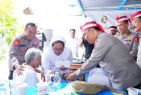 Wakapolri Komjen Pol Dedi Prasetyo menyerahkan bantuan sosial kepada biarawati Panti Wreda Griya Tyas Dalem dalam bakti sosial Alumni Akpol 1990 di Semarang. (Dok-Polri)