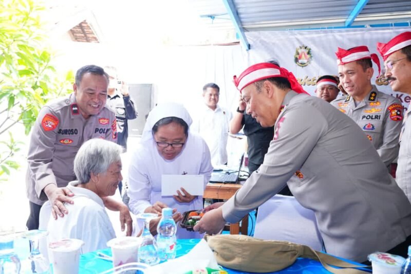 Wakapolri Komjen Pol Dedi Prasetyo menyerahkan bantuan sosial kepada biarawati Panti Wreda Griya Tyas Dalem dalam bakti sosial Alumni Akpol 1990 di Semarang. (Dok-Polri)