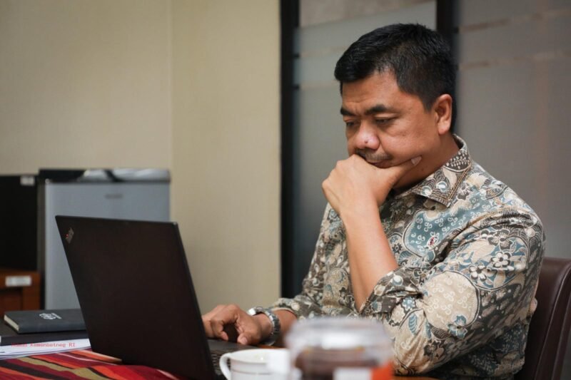 Wakil Menteri Sekretaris Negara Bambang Eko Suhariyanto menjelaskan rencana PPIH non-Muslim di daerah minoritas di Kompleks Parlemen, Jakarta. (Dok-Sekneg)