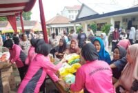 Kapolsek Cikarang Utara, Kompol Sutrisno, SH., MH, memimpin Bazar Gerakan Pangan Murah di halaman Mako Polsek, Rabu (20/8/2025). (Dok-Humas PMJ)