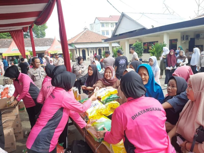 Kapolsek Cikarang Utara, Kompol Sutrisno, SH., MH, memimpin Bazar Gerakan Pangan Murah di halaman Mako Polsek, Rabu (20/8/2025). (Dok-Humas PMJ)