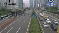 Petugas Jasa Marga berjaga di Gerbang Tol Senayan arah Grogol yang kembali beroperasi. Lalu lintas Tol Dalam Kota Jakarta terpantau lancar pasca kericuhan. (Dok-Istimewa)