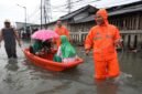 Petugas BPBD DKI Jakarta memantau ketinggian air laut di pesisir utara Jakarta, Senin (1/9/2025), sebagai langkah antisipasi potensi banjir rob. (Dok-Ilustrasi)