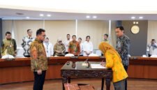 Ketua KADI Frida Adiati saat menjelaskan dimulainya penyelidikan antidumping impor baja canai lantaian (HRC) asal Tiongkok, Senin (1/9/2025). (Dok_Kemendag)