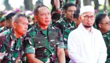 Panglima TNI Jenderal Agus Subiyanto memimpin doa istighosah di Monumen Nasional, Jakarta Pusat, Senin (1/9/2025), diikuti ribuan prajurit TNI dan ratusan anak yatim untuk memperkuat persatuan dan spiritualitas bangsa. (Dok-Istimewa)