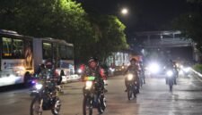 Sebanyak 350 personel gabungan TNI, Polri, dan Pemkot Jakarta Barat menggelar patroli skala besar untuk menjaga keamanan dan memberikan rasa aman bagi masyarakat pada Minggu (31/8/2025) malam. (Dok-Polres Jakbar)