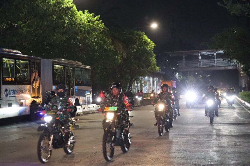 Sebanyak 350 personel gabungan TNI, Polri, dan Pemkot Jakarta Barat menggelar patroli skala besar untuk menjaga keamanan dan memberikan rasa aman bagi masyarakat pada Minggu (31/8/2025) malam. (Dok-Polres Jakbar)