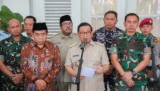 Gubernur DKI Jakarta Pramono Anung memimpin rapat bersama Forkopimda untuk memastikan ketersediaan pangan dan pendidikan tetap aman pasca unjuk rasa di Jakarta, Senin (1/9/2025). (Dok-Kominfo DKI JKT)